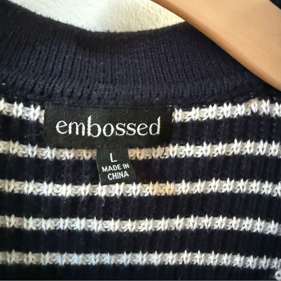 Embossed Striped Split V Neck Knit Sweater in Navy and White L - Picture 5 of 12